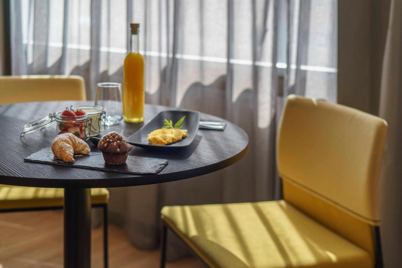 Отель Pullman Santiago El Bosque Экстерьер фото A room at the hotel