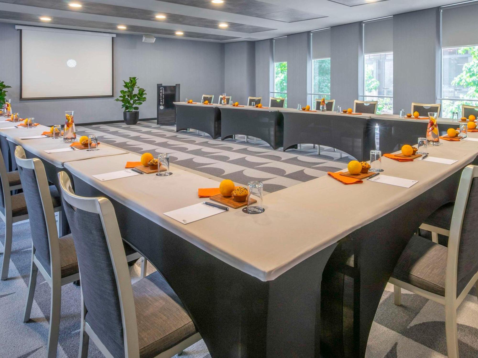 Отель Pullman Santiago El Bosque Экстерьер фото Meeting room