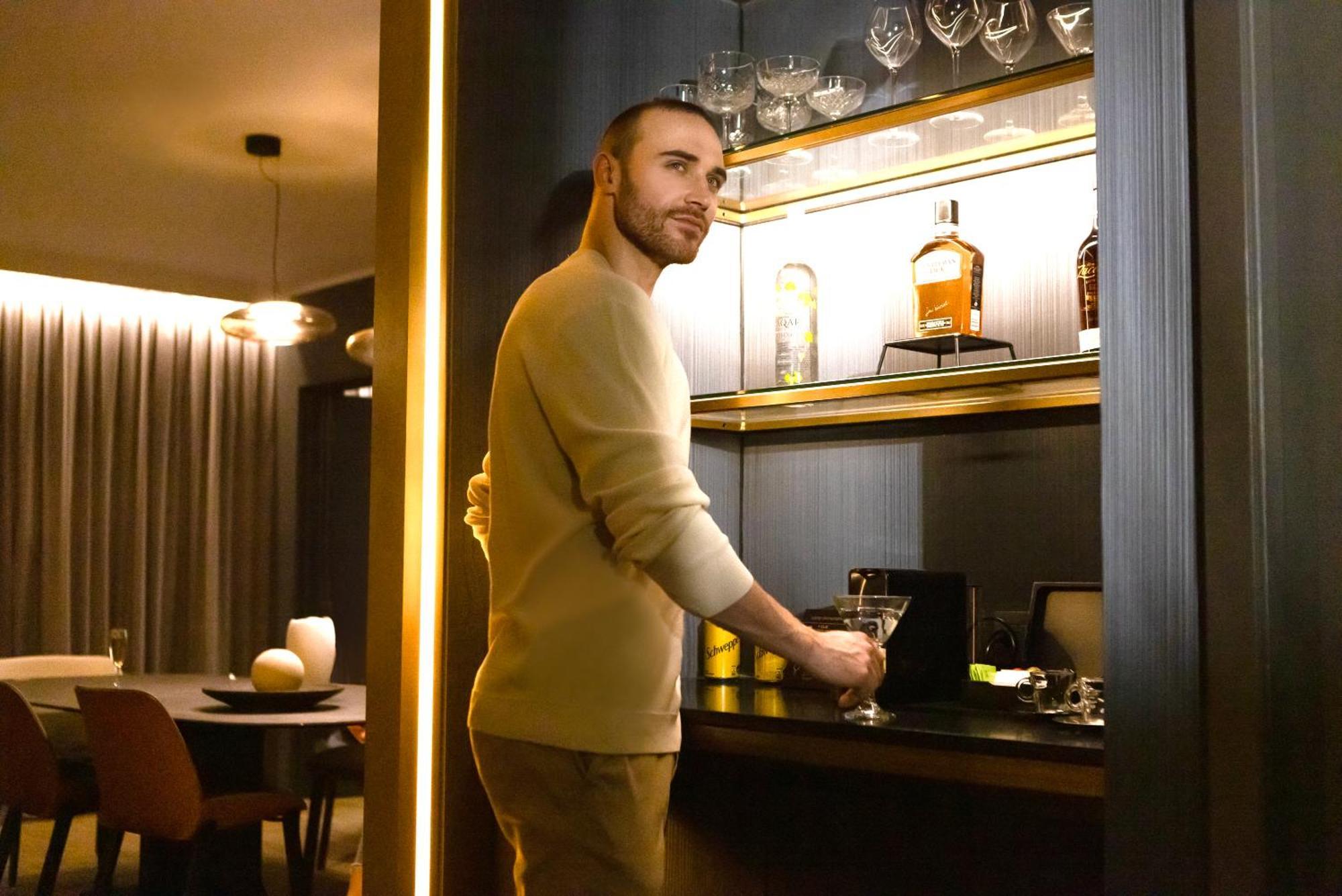 Отель Pullman Santiago El Bosque Экстерьер фото A bartender at work