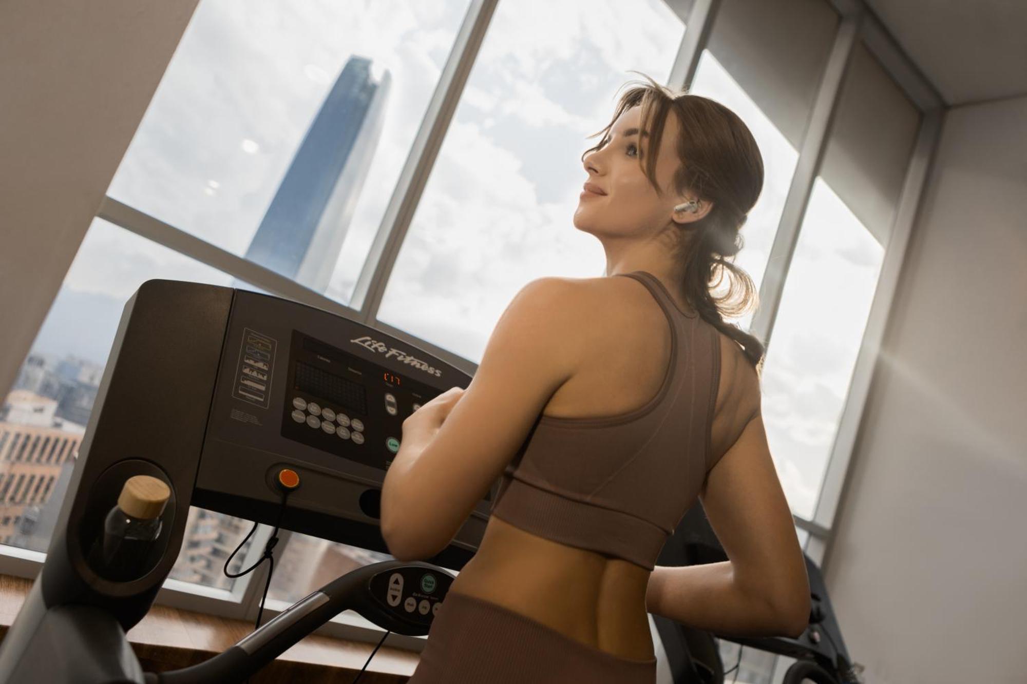 Отель Pullman Santiago El Bosque Экстерьер фото A woman exercising on a treadmill
