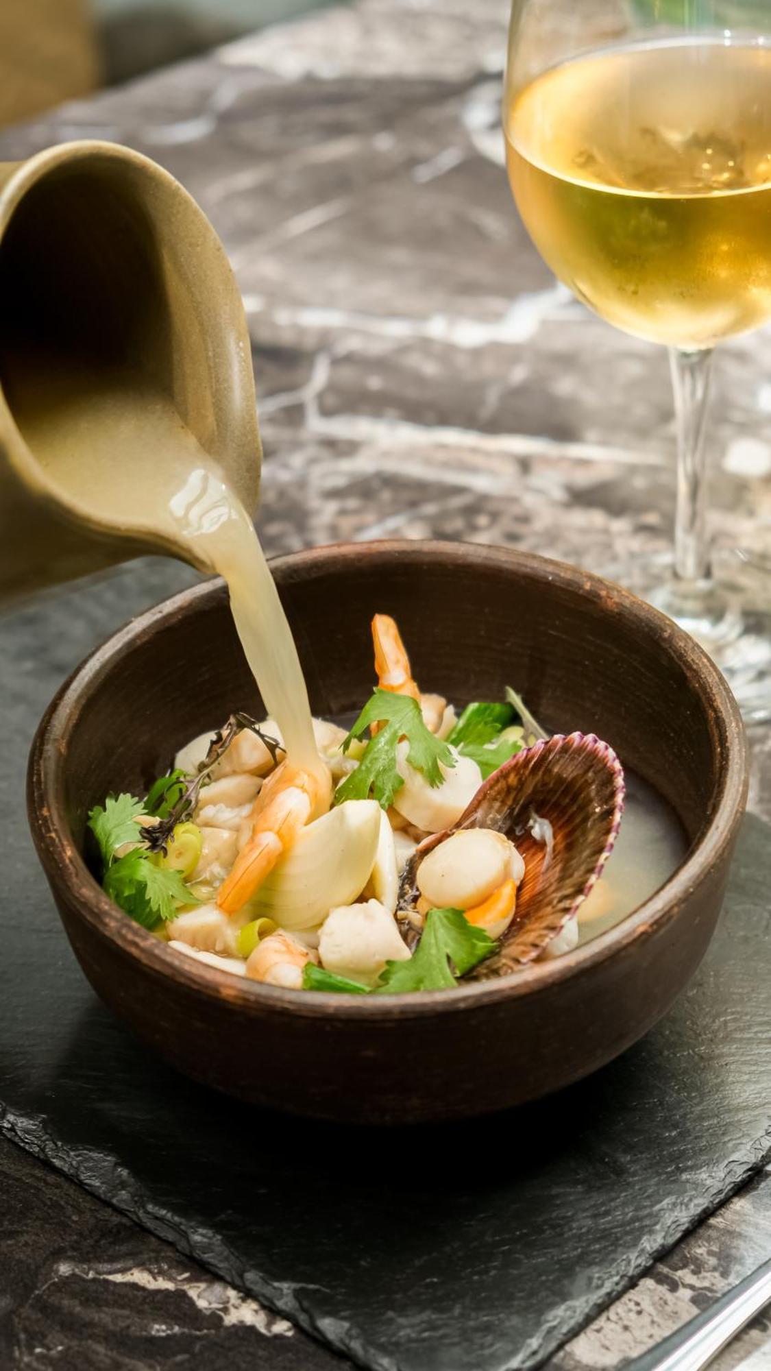 Отель Pullman Santiago El Bosque Экстерьер фото Bouillon being poured into a bowl of seafood